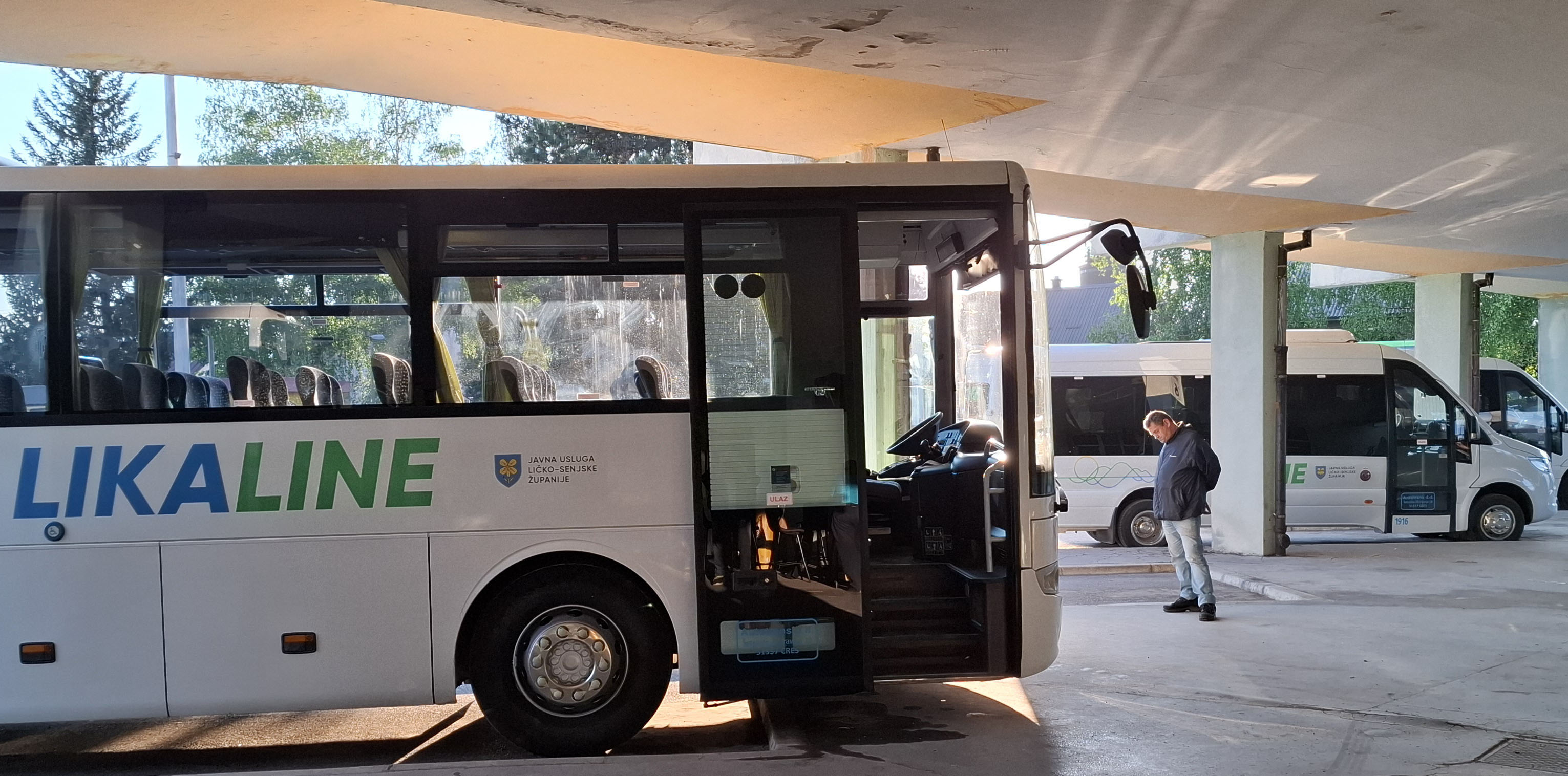 POsebni autobusi čekaju putnikana gospićkom kolodvoru/Foto Marko Čuljat, Lika press Gospić                                                                                                                                                                